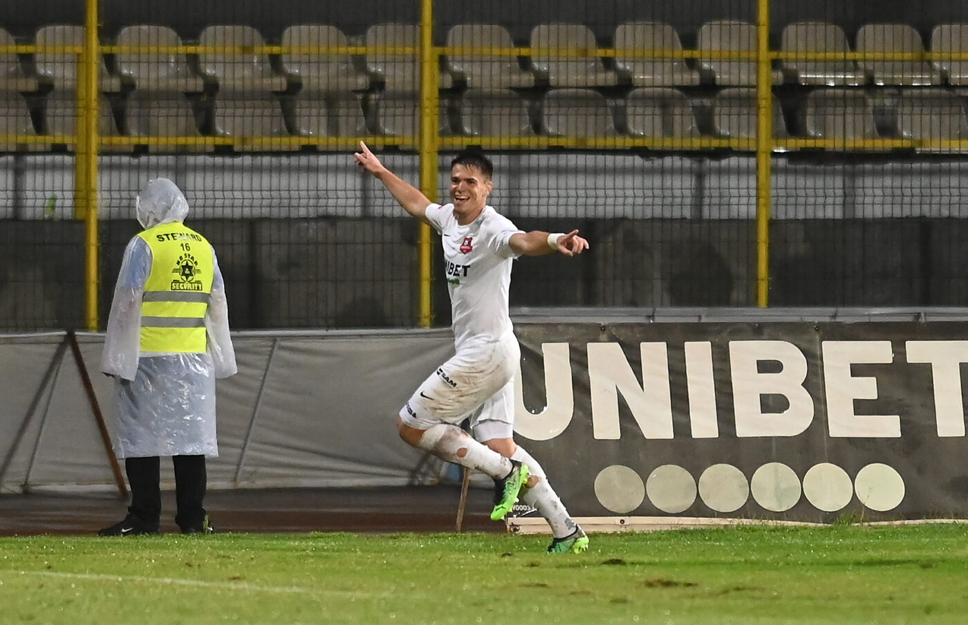 Daniel Paraschiv, reacție fabuloasă după ce a debutat cu gol la prima reprezentativă a României: „Puteau să joace și mama și tata pentru Moldova, că tot făceam asta!” Ce va face atacantul lui Hermannstadt cu tricoul de joc