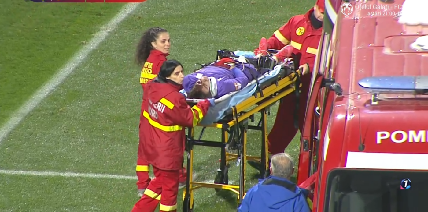 Scene de coșmar la CSC Dumbrăvița – CFR Cluj! Portarul gazdelor a rămas inconștient pe gazon și a fost transportat de urgență la spital cu ambulanța!
