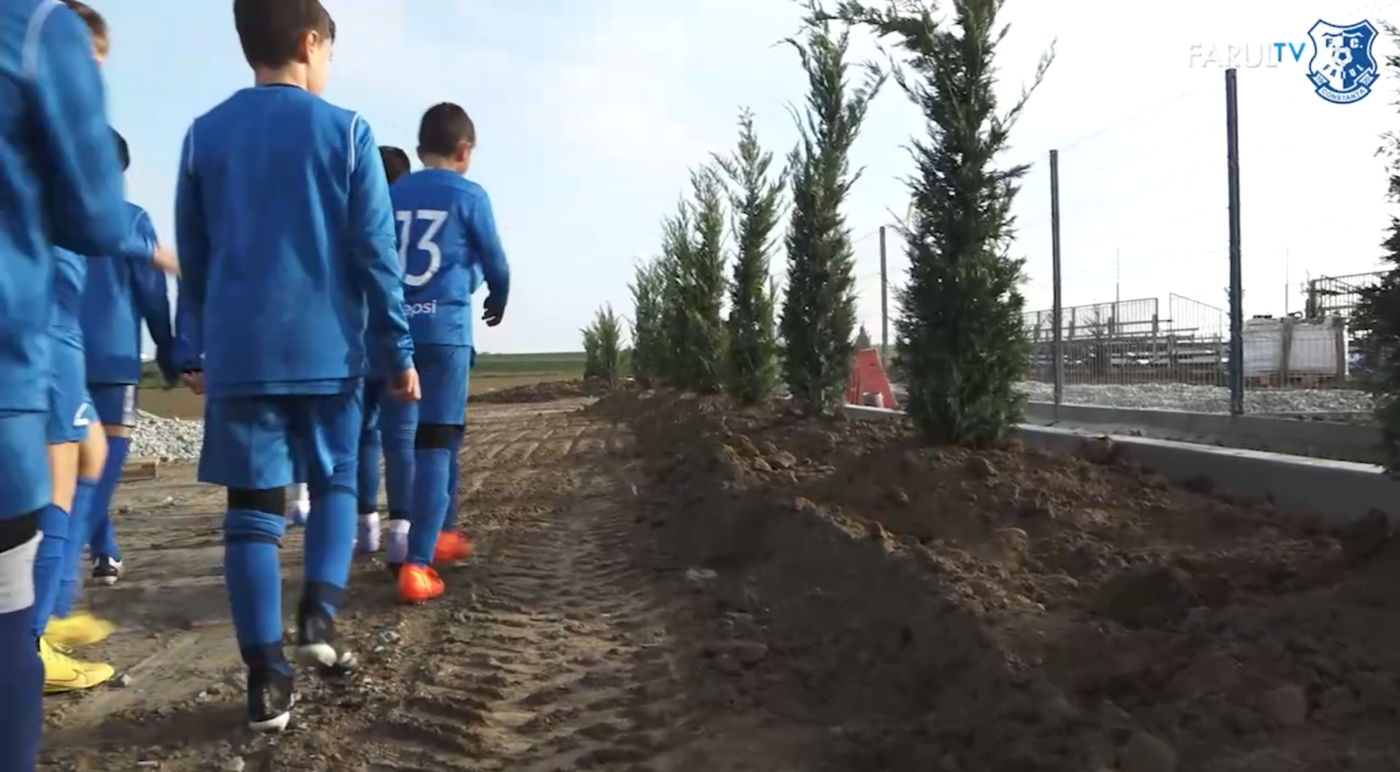 Juniorii de la Academia Gheorghe Hagi au plantat 300 de puieți de conifere la baza sportivă! Proiectele din cadrul programului „Go Green” continuă: „Se dorește atingerea neutralității climatice până în anul 2030” | VIDEO