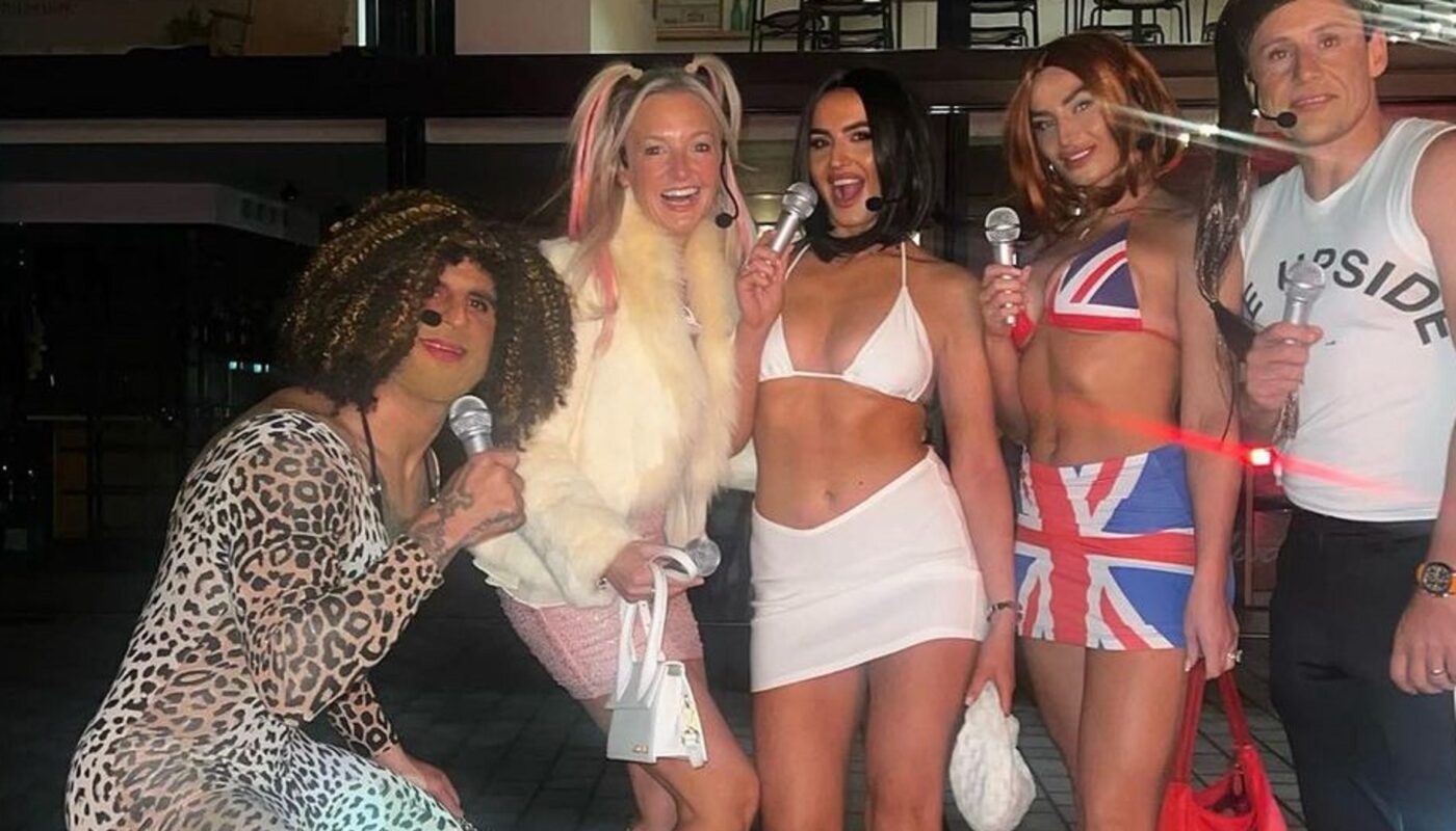 Starul lui Manchester City si-a oripilat colegii: s-a imbracat in femeie la petrecerea de Halloween!