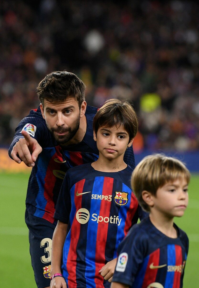 Ultimul bal pe Camp Nou pentru Gerard Pique! Fundașul lui FC Barcelona a fost ovaționat la scenă deschisă la ultima sa apariție în fața propriilor suporteri în calitate de jucător activ! E incredibil câte trofee a adunat în întreaga sa carieră