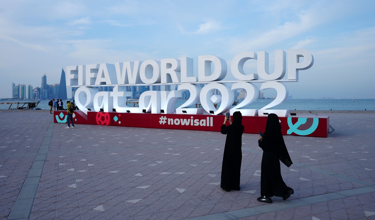 EDITORIAL DE RADU PARASCHIVESCU | Steagul FIFA pe cel mai înalt qatarg