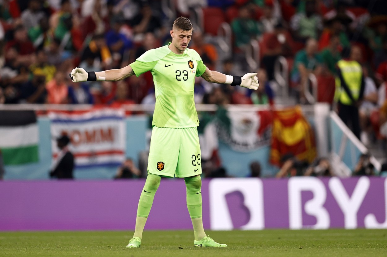 Povestea uluitoare a gigantului din poarta Olandei la Cupa Mondială din Qatar: în 2021 nu avea echipă și familia i-a cerut să se lase de fotbal pentru a deveni polițist, iar acum e numărul 1 pentru Van Gaal!