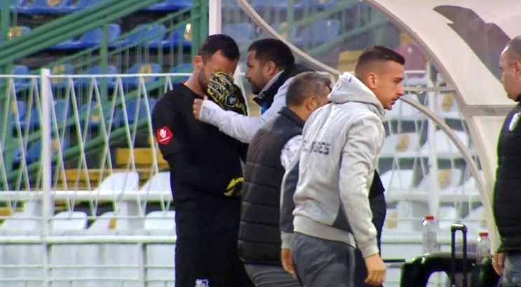 Cătălin Straton a izbucnit în lacrimi imediat după FC Argeș – Sepsi! Marius Croitoru a încercat să îl liniștească | FOTO