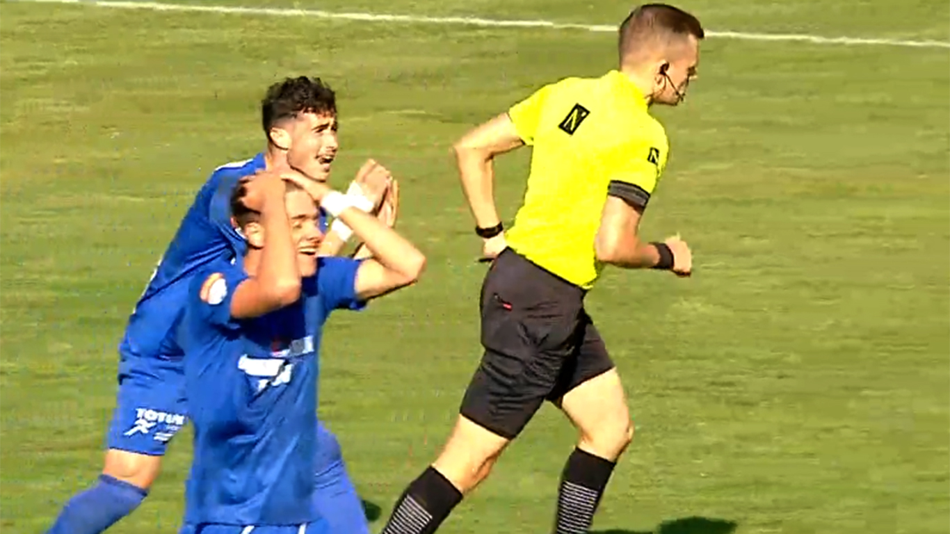 FK Miercurea Ciuc, ajutată de arbitru să câștige un meci cu ”copii”. A anulat un gol valabil, iar puștii Unirii Constanța s-au pus în genunchi. Spectator: ”Băi, nesimțitule, băi!”