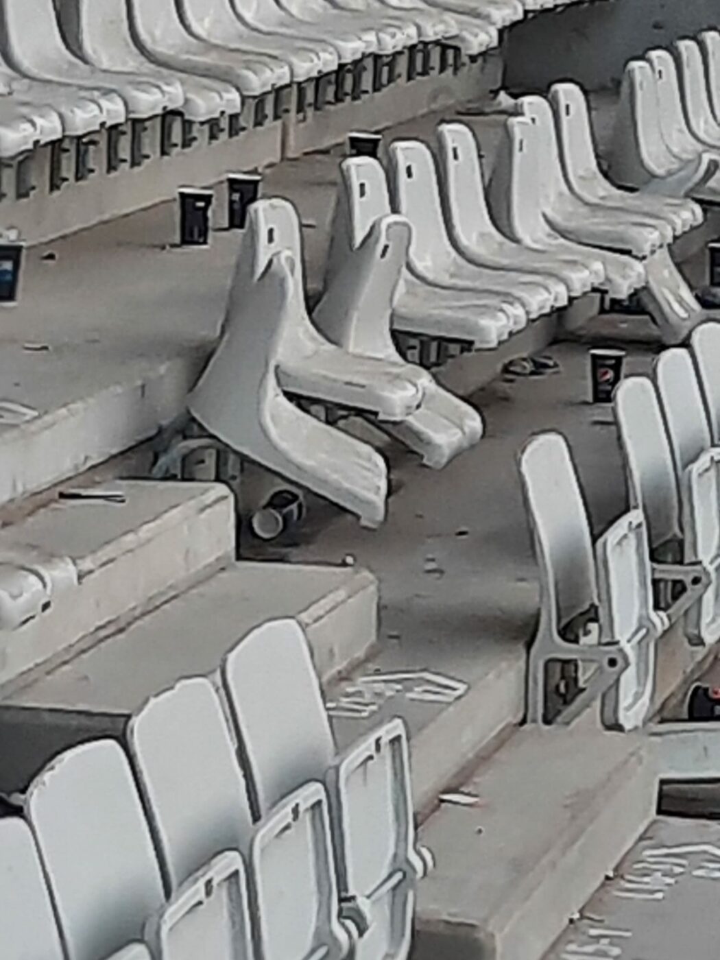 Stadionul Arcul de Triumf, vandalizat de fanii dinamoviști la primul meci de fotbal pe acest teren! Scaune rupte și mizerie lăsată de jucători | FOTO EXCLUSIV