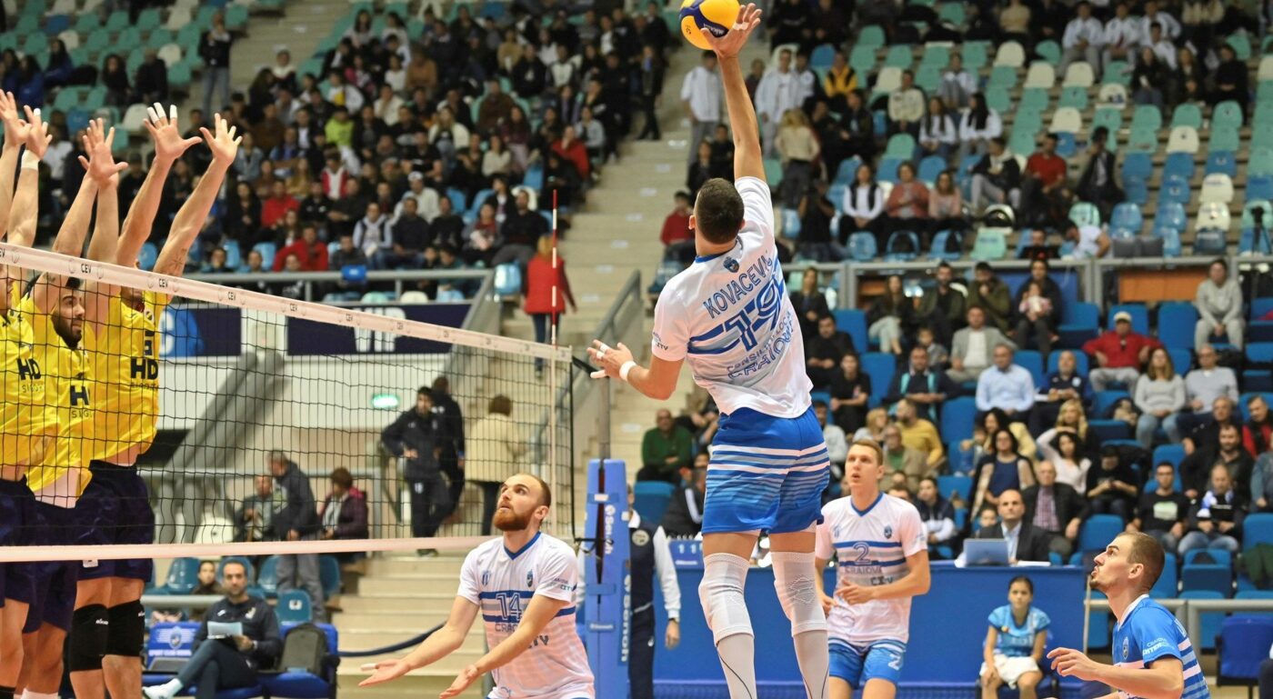 SCMU Craiova, eliminată din Cupa CEV, după „setul de aur”, de Fenerbahce Istanbul. Şi Dinamo a ieşit din competiţie, în timp ce Arcada Galaţi şi Steaua merg mai departe