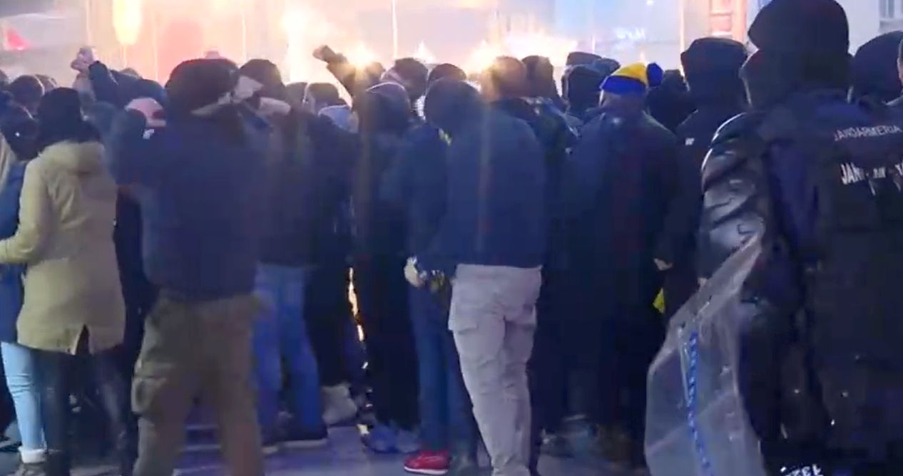 Derby-ul a început deja! Ultrașii Petrolului, haos în Gara de Nord înaintea meciului cu Rapid: au aruncat cu petarde și fumigene în timp ce erau escortați de jandarmi! | FOTO