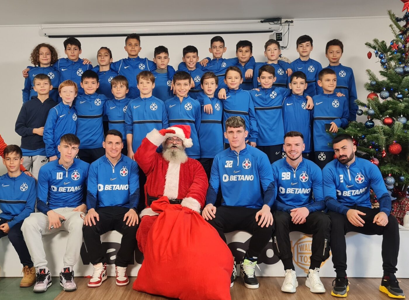 Moș Crăciun i-a vizitat pe juniorii de la FCSB! Tavi Popescu, Miculescu și Cordea l-au ajutat să împartă darurile | VIDEO