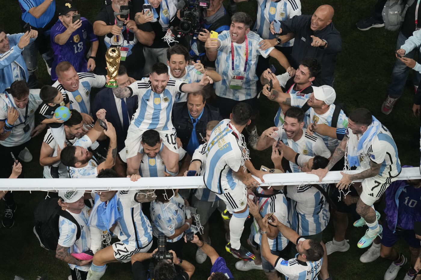 Argentinienii și-au ironizat rivalii după ce au câștigat Campionatul Mondial din Qatar. „Un minut de reculegere pentru Mbappe care e mort!” Nici brazilenii n-au scăpat | VIDEO