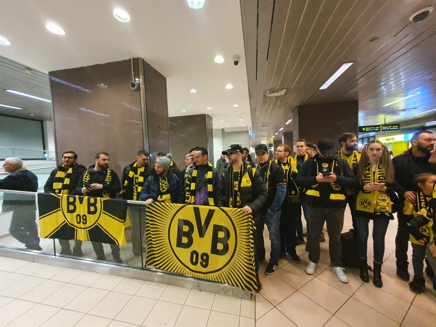 Borussia Dortmund a ajuns la București! Fanii s-au înghesuit pentru poze și autografe. Cum i-a impresionat antrenorul Edin Terzic