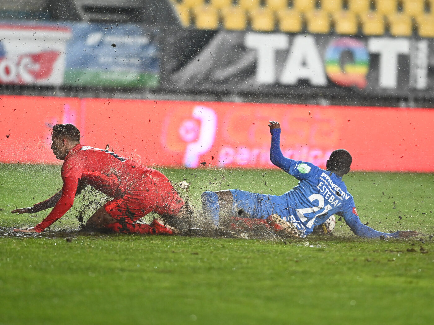 David Miculescu, ca la război! Cum a fost surprins atacantul lui FCSB după ce a fost faultat în careu: fotbaliștii arată ca pe front! | FOTO