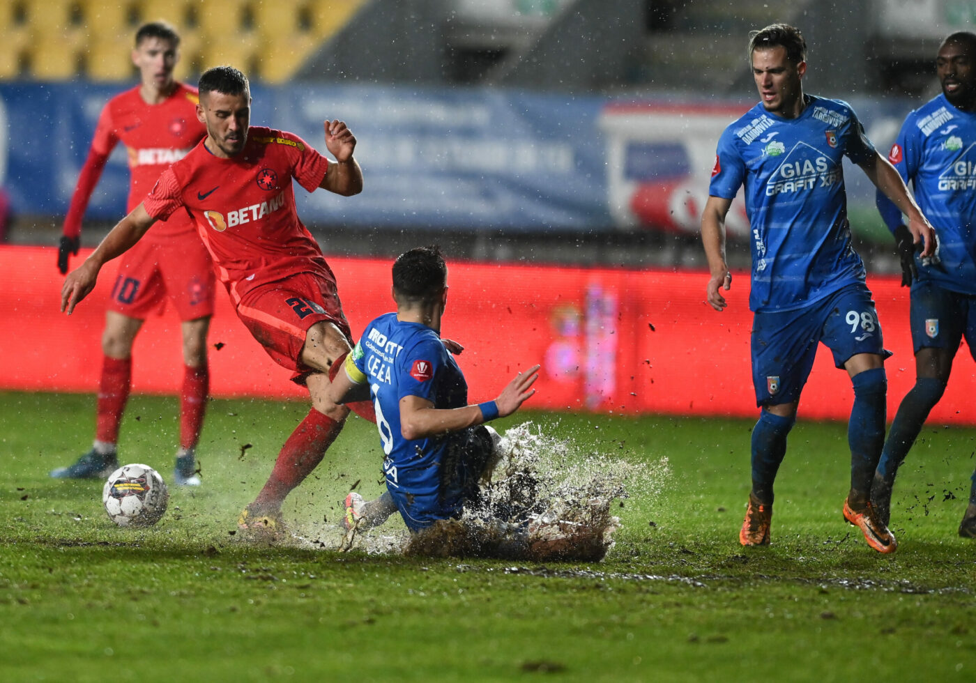 Fostul internațional se felicită că a renunțat la fotbal, după ce a văzut scenele de la Chindia – FCSB. „Mi-am amintit de acele stadioane îngrozitoare” | FOTO
