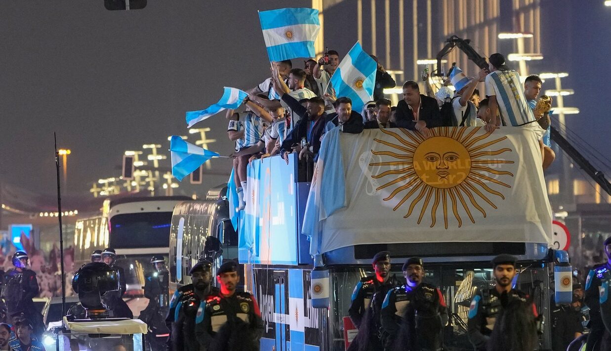Ce s-a întâmplat în autocarul decapotabil cu care Leo Messi şi colegii din naționala Argentinei s-au plimbat pe străzile din Qatar, după ce au devenit campioni mondiali! Imaginile au ieşit la iveală şi sunt virale | VIDEO