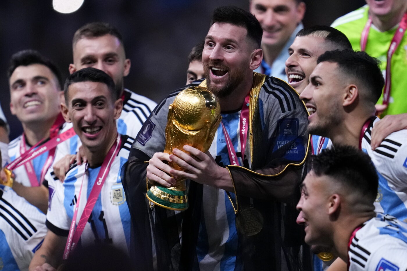 Scene incredibile la Rosario: doar polițiștii l-au putut ajuta pe Leo Messi să intre în propria casă! Ce primire i-au făcut localnicii proaspătului campion mondial la revenirea în orașul natal