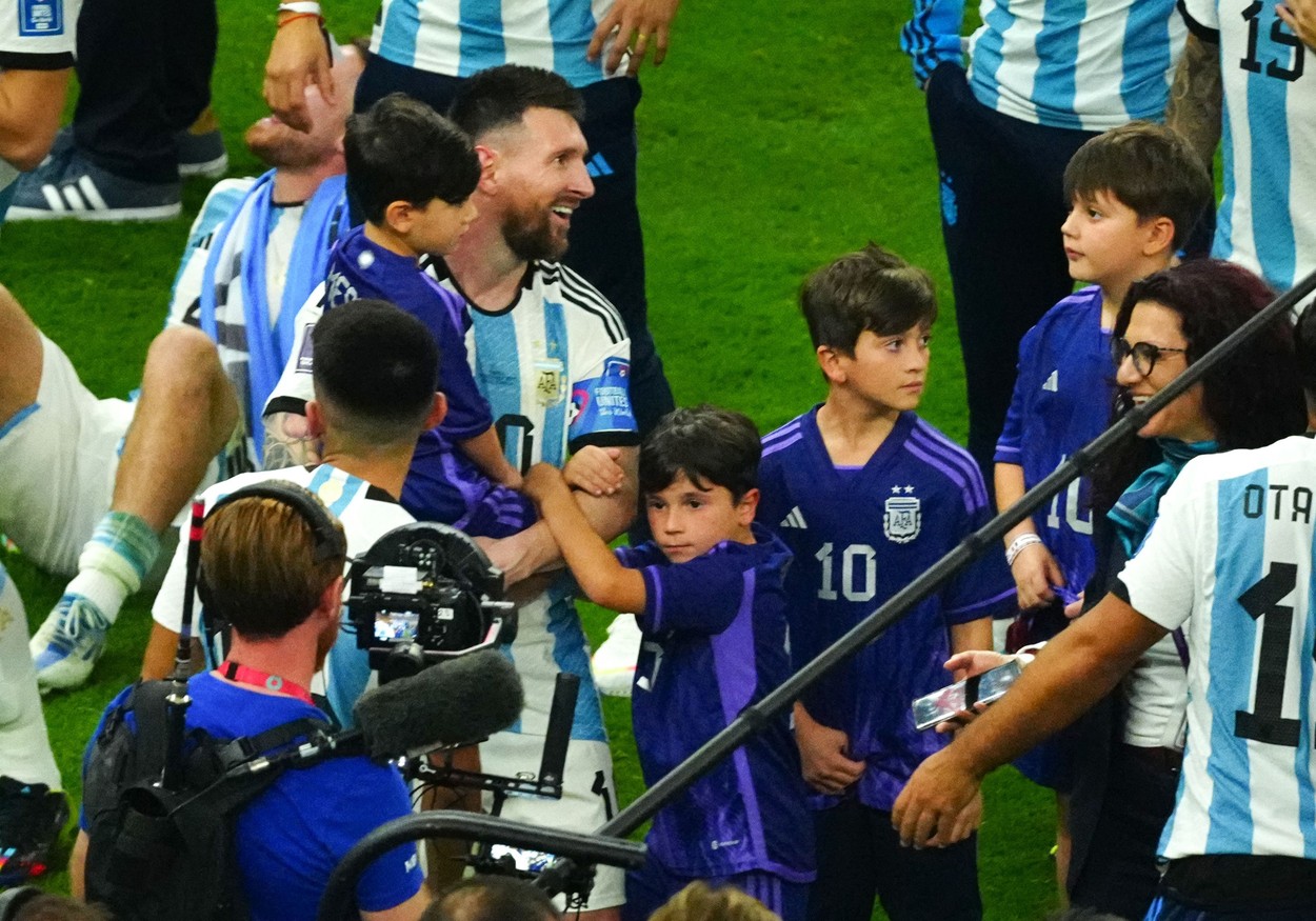 Cum a reacționat tot stadionul în momentul în care Leo Messi a primit premiul pentru cel mai bun fotbalist de la Cupa Mondială din Qatar! Imaginile sunt virale