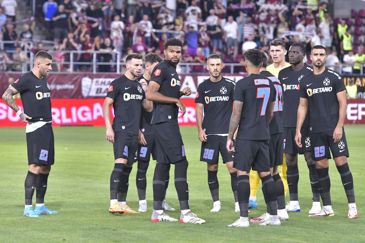 O nouă variantă pentru defensiva celor de la FCSB! Fotbalistul va pleca în cantonament cu echipa antrenată de Mihai Pintilii în această iarnă