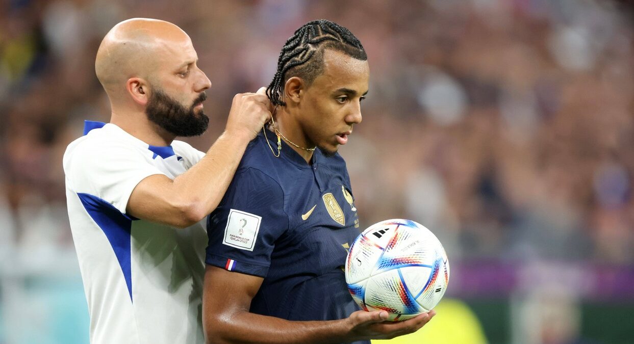 Didier Deschamps își face praf un jucător după Franța – Polonia. „Nu poți juca fotbal cu ochelari de soare, cu ceasuri sau inele! A avut noroc că nu eram în preajma lui!”