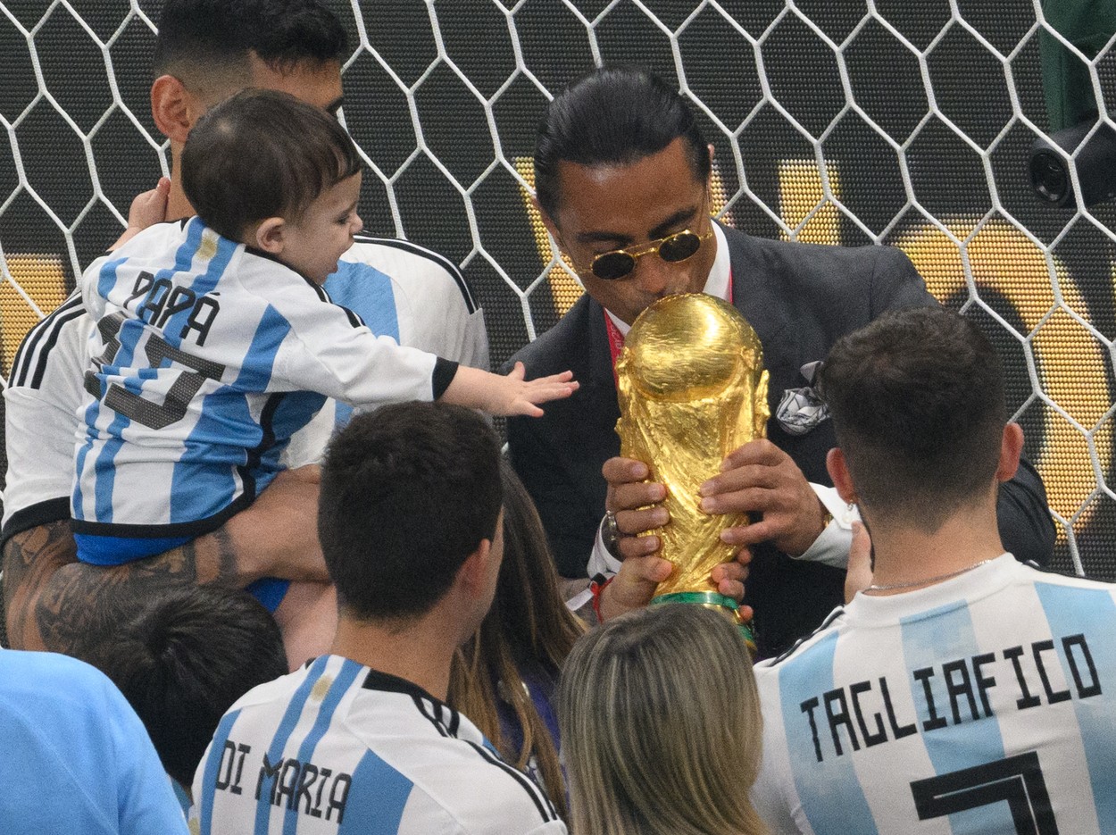 FIFA, măsuri dure împotriva lui Salt Bae după ce a intrat pe teren la finala Campionatului Mondial. Ce riscă celebrul bucătar turc după ce i-a agasat pe jucătorii Argentinei