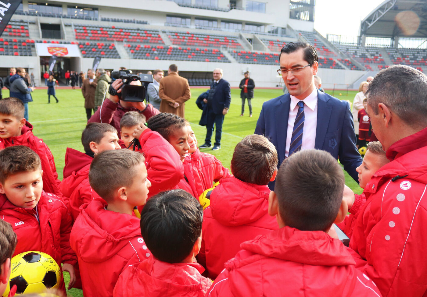 Arbitrul bătut de părinți la finalul unui meci de juniori s-a adresat Poliției cu plângeri pentru instigare și lovire. În scandal este implicat și un antrenor de la loturile naționale. Bărbatul agresat i-a scris și lui Răzvan Burleanu. FOTO & VIDEO EXCLUSIV