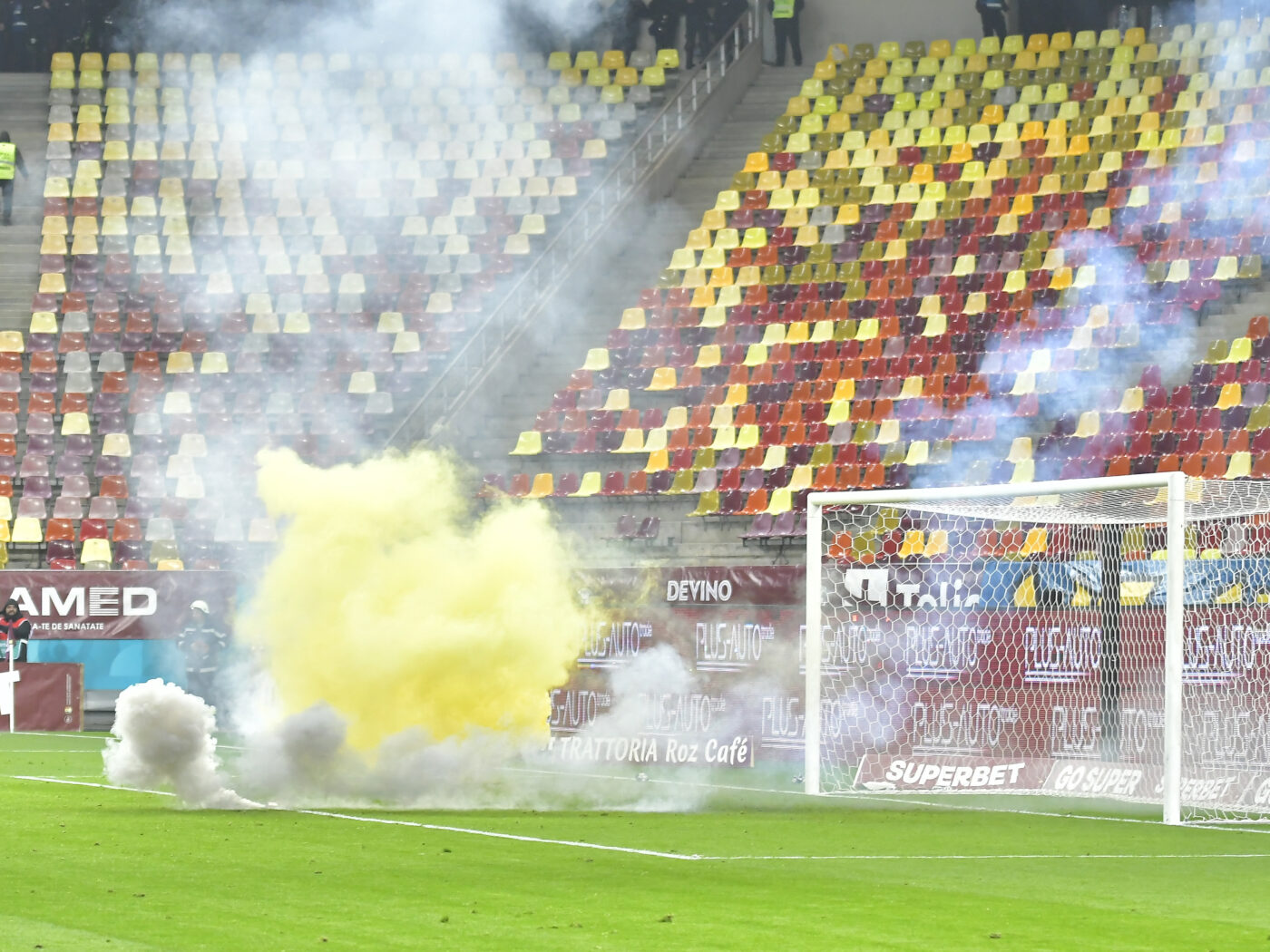 Incident șocant la derby-ul Rapid – Petrolul! Un steward, bătut cu bestialitate de un suporter | VIDEO