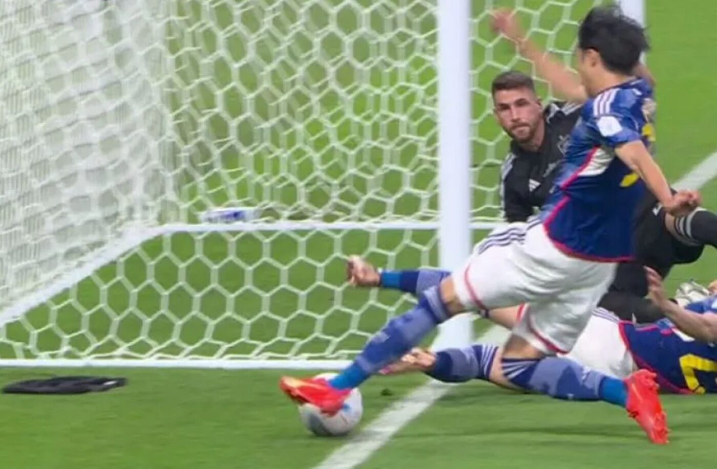 Golul de 2-1 marcat de Japonia în meciul cu Spania, care a trimis Germania acasă, validat numai după consultarea VAR! Arbitrajul video a „băgat” în teren mingea asiaticilor