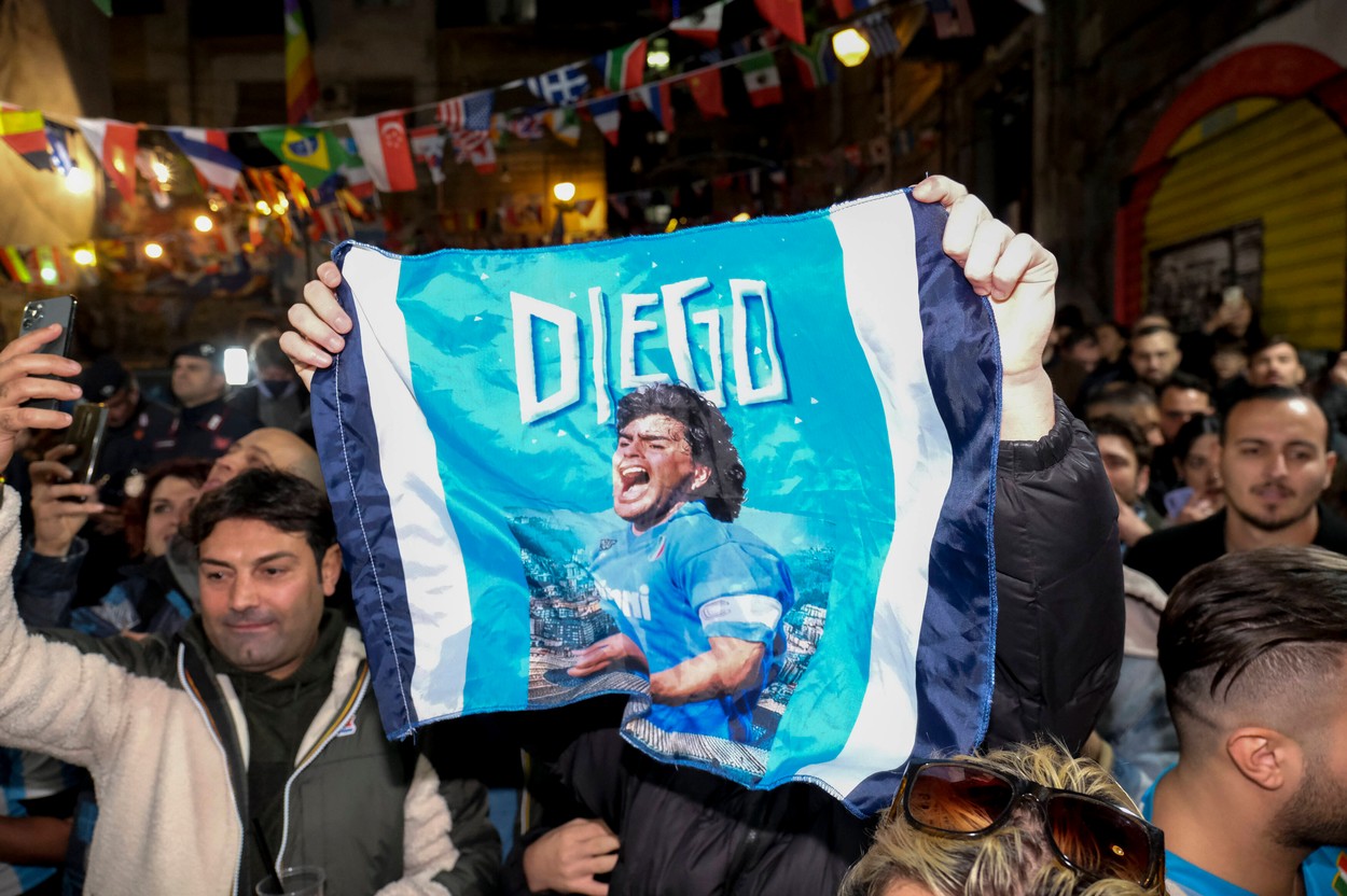 Maradona n-a murit, Maradona trăieşte! Imagini excepționale de la Napoli: mii de oameni au sărbătorit în stradă titlul Argentinei! Cerul s-a luminat de la artificii | VIDEO