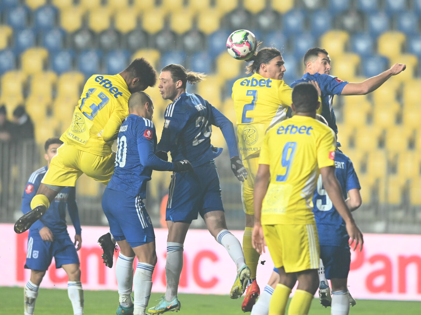 Șoc în Superliga: un club de tradiție a primit interdicție la transferuri pentru două perioade de mercato! În ce condiții se va aplica decizia: „O să-i plătim salariile și ne înțelegem!” | EXCLUSIV