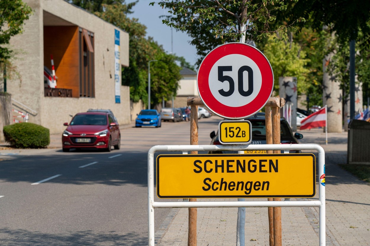 Prima galerie din România care a luat atitudine după ce țara noastră n-a fost primită în Schengen: „Strigați tare, să se audă până în Austria!”