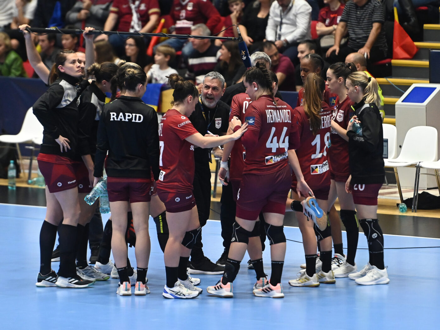 Situație disperată la Rapid: campioana României la handbal feminin a rămas blocată în Norvegia, după meciul excepțional cu Storhamar, din Liga Campionilor! Ce s-a întâmplat: „Nu găsim soluții!” | EXCLUSIV