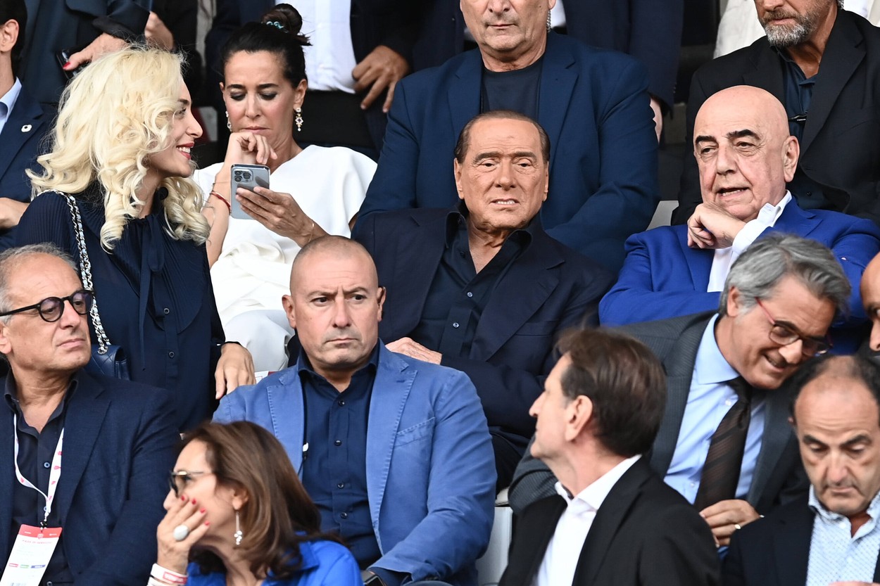 Scandal cu Berlusconi după ce făcut o promisiune incredibilă jucătorilor: „Vă trimit un autocar plin de prostituate!” | VIDEO