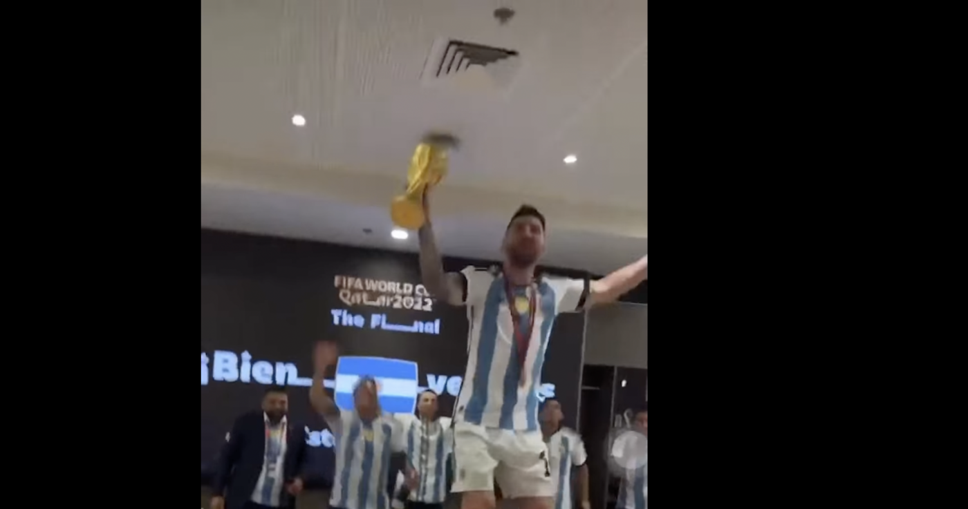 Leo Messi a rupt vestiarul Argentinei: s-a urcat pe masă cu trofeul Cupei Mondiale în mână, a cântat şi a dansat! Imagini fenomenale | VIDEO