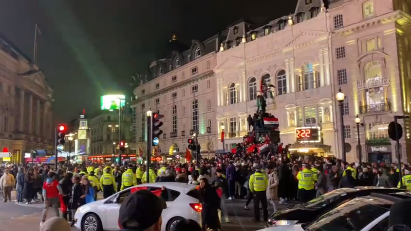 „Invazia marocană” de la Londra! Suporterii naționalei nord-africane au paralizat capitala Marii Britanii de fericire, după cel mare șoc de la Campionatul Mondial din Qatar! Sărbătoare cu artificii, ca de Revelion, după eliminarea Spaniei din optimi | IMAGINI EXCLUSIVE