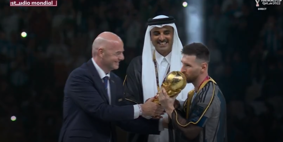 Imaginea istorică pe care o lume întreagă aștepta să o vadă: Leo Messi ridică trofeul Cupei Mondiale și rezolvă pentru totdeauna duelul său cu rivalul Cristiano Ronaldo!