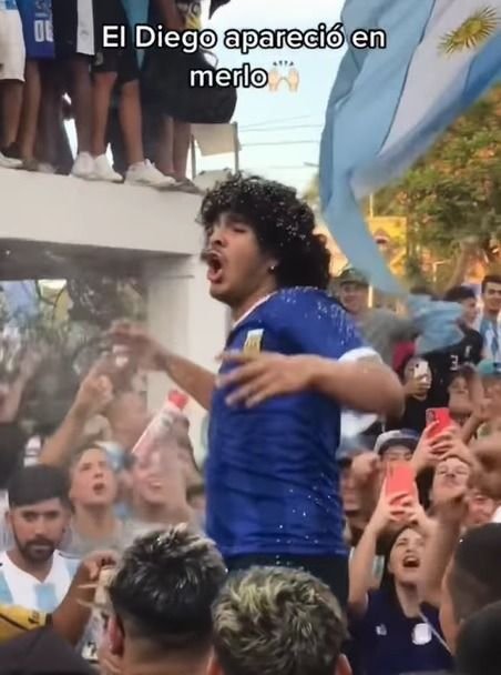 Sosia lui Maradona a pornit fiesta în Argentina, înaintea finalei de Mondial: unii fani chiar au crezut: „A apărut Diego!” | VIDEO