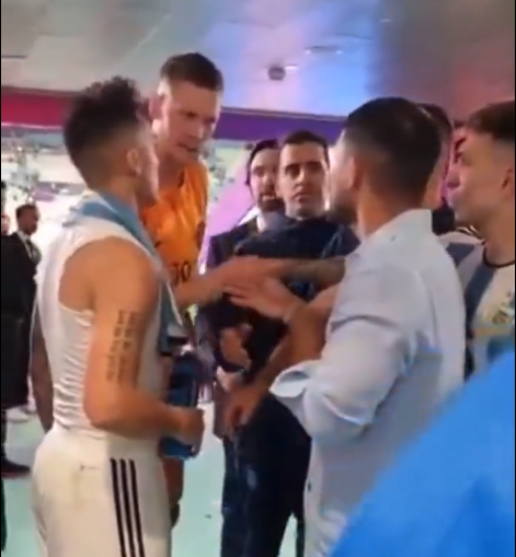 Weghorst a sărit să-l bată pe Leo Messi, după ce argentinianul l-a înjurat la finalul meciului Olanda – Argentina. Au apărut imaginile din zona vestiarelor | VIDEO