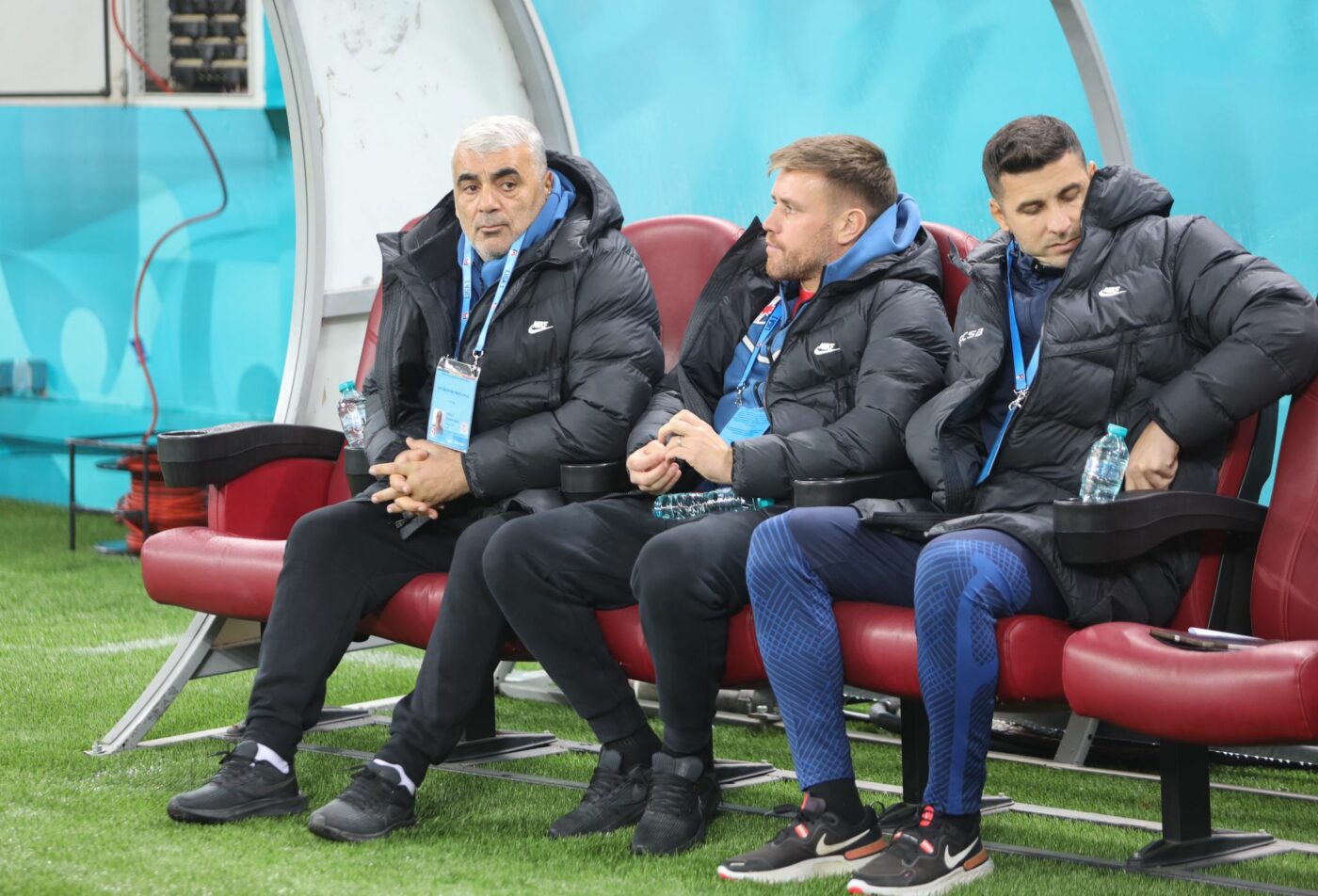 FCSB și FRF, atacate din toate părțile din cauza situației de pe banca tehnică a roș-albaștrilor: „Magazionerul când vine la interviu? / Dacă fotbalul e praf, ei își fac toate mendrele!”