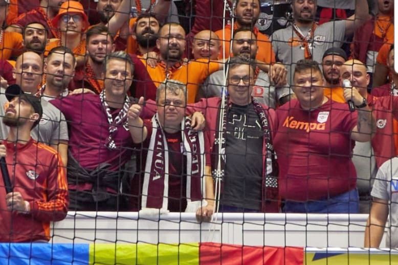Galeria Rapidului a avut invitați de seamă la meciul de handbal cu Gyor, din Liga Campionilor! Andi Moisescu a cântat alături de giuleșteni | FOTO
