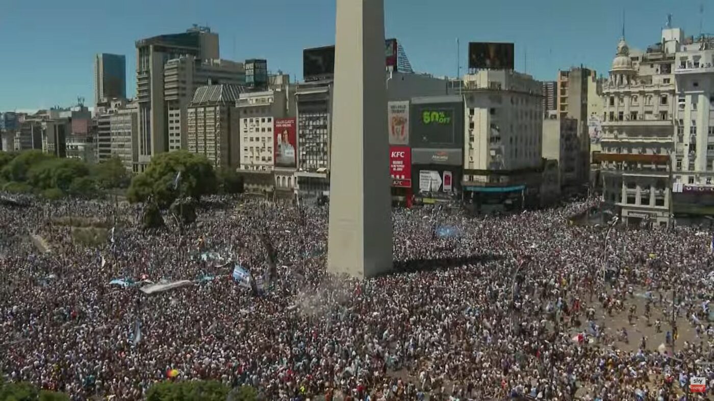 Nebunie pe străzile din Argentina! 4 milioane de fani sărbătoresc la Buenos Aires, alături de jucători, câștigarea Cupei Mondiale |  LIVE VIDEO
