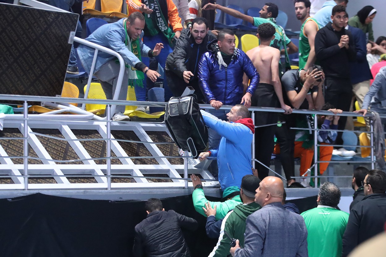 Zeci de răniți, după ce o tribună s-a prăbușit la un meci de baschet! VIDEO
