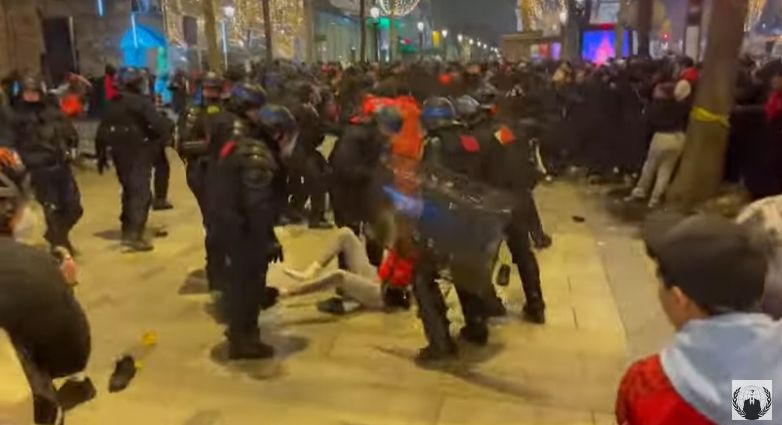 Bătaie pe străzile din Paris! Marocanii s-au întâlnit cu francezii după calificarea celor două naționale în semifinalele Cupei Mondiale și s-au luat la bătaie cu jandarmii | VIDEO