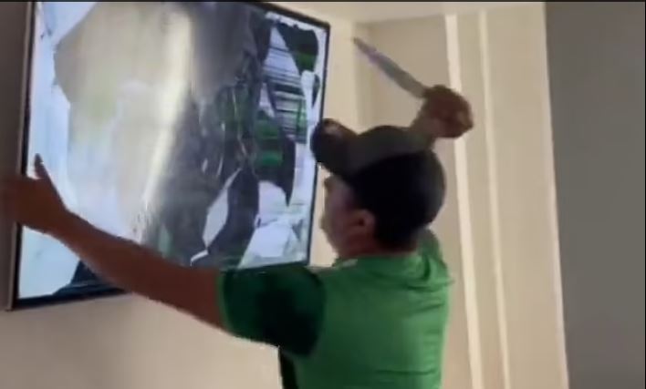 Imagini bizare după ce Mexic a fost eliminată de la Cupa Mondială din Qatar! Un suporter a distrus televizorul cu pumnii, apoi a luat cuțitul și a început să-l bage în ecran. Scena pare desprinsă dintr-un film cu mafioți | VIDEO
