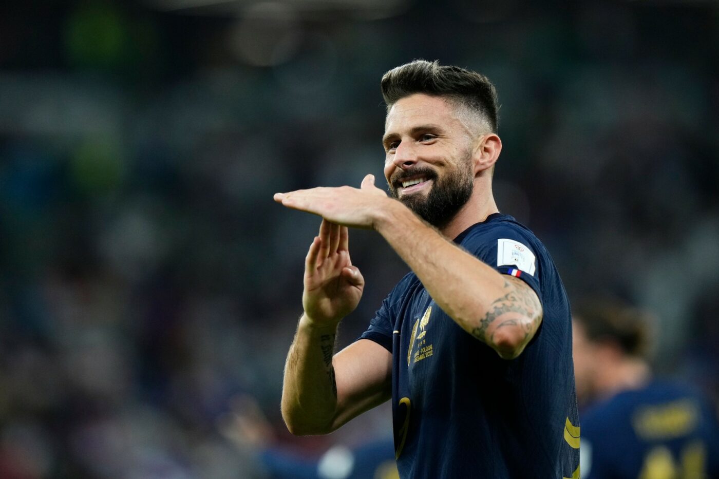 Ce simbolizează gestul făcut de Olivier Giroud după ce l-a depășit pe legendarul Thierry Henry în topul marcatorilor Franței! Mesajul îi este adresat lui „Titi”