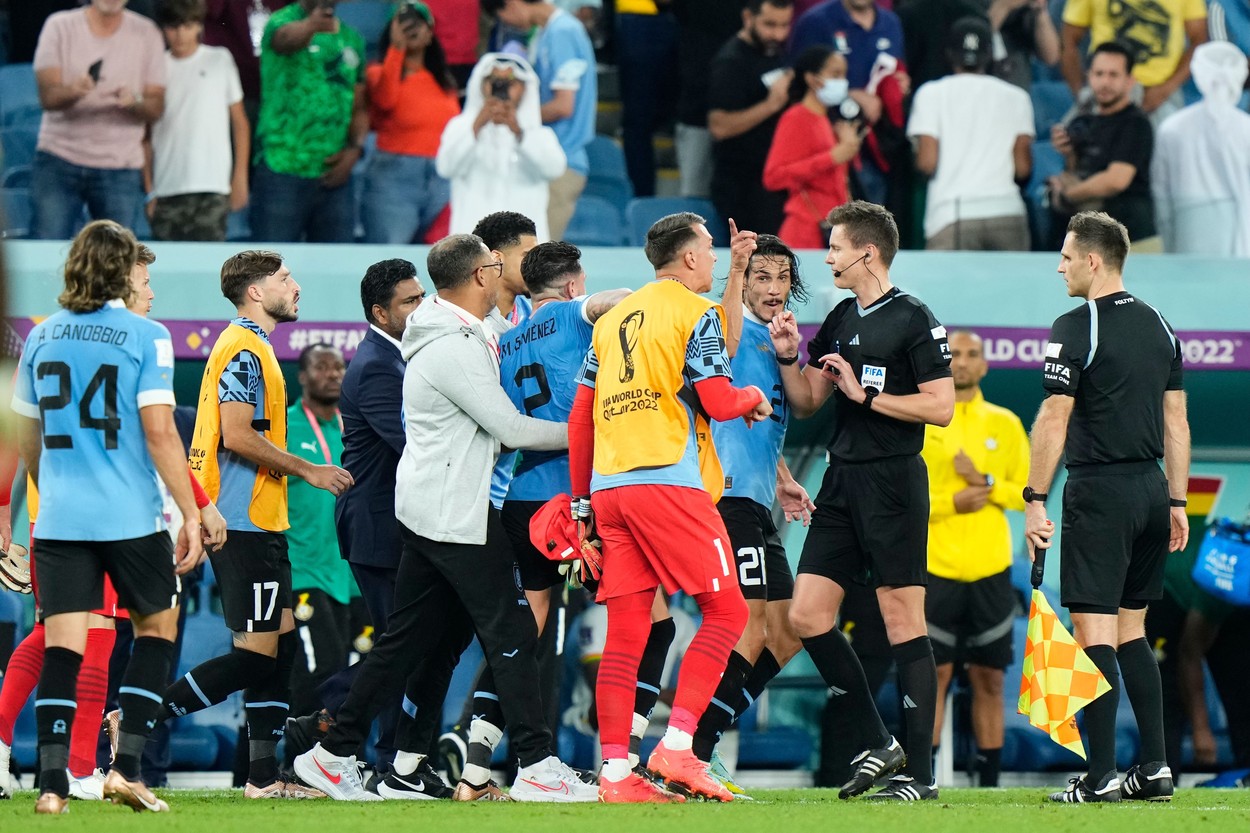 Luis Suarez plângea pe bancă, iar colegii lui s-au năpustit asupra arbitrului după fluierul de final al meciului Ghana – Uruguay! Ce i-au reproșat