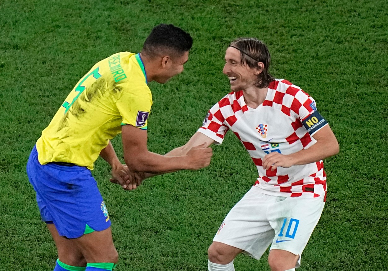 Scene emoționante cu Luka Modric și Casemiro, la pauza meciului dintre Croația și Brazilia! Ce au făcut cei doi foști colegi de la Real Madrid, ajunși în postura de adversari