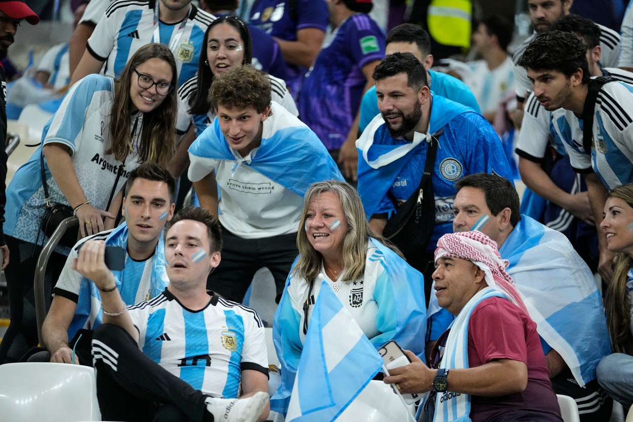 Sărbătoare de zile mari a argentinienilor, după ce Brazilia a fost eliminată de Croația de la Campionatul Mondial din Qatar! Ce au făcut suporterii, dar și jurnaliștii prezenți pe Lusail Stadium la duelul cu Olanda