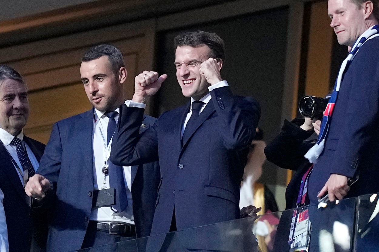 Emanuel Macron, dirijorul națiunii fraceze, după ce Kylian Mbappe a marcat două goluri în două minute și a trimis finala Campionatului Mondial din Qatar în prelungiri