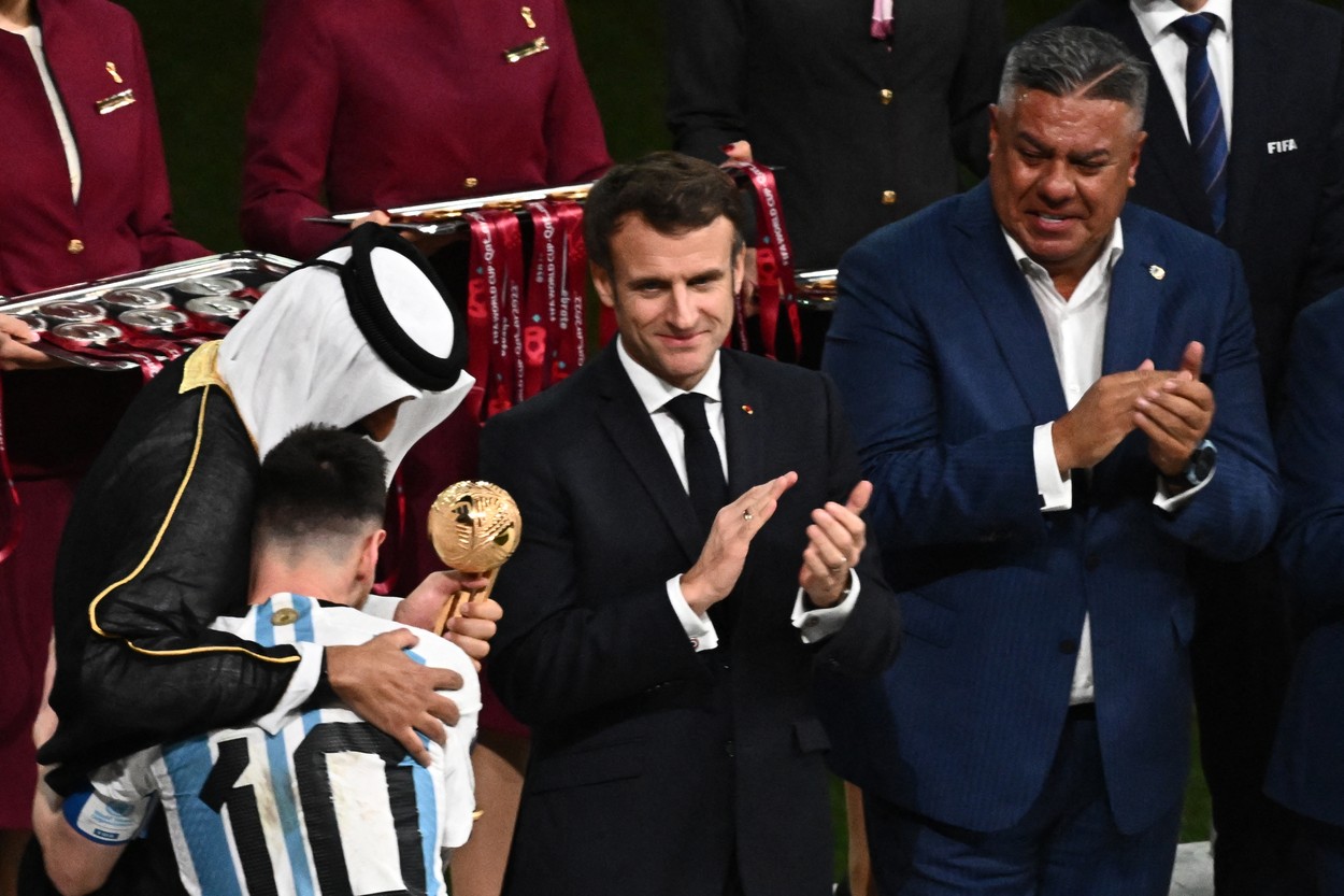Cum a reacționat Leo Messi la festivitatea de premiere când președintele Franței, Emmanuel Macron, i-a întins mâna să îl felicite pentru titlul mondial!