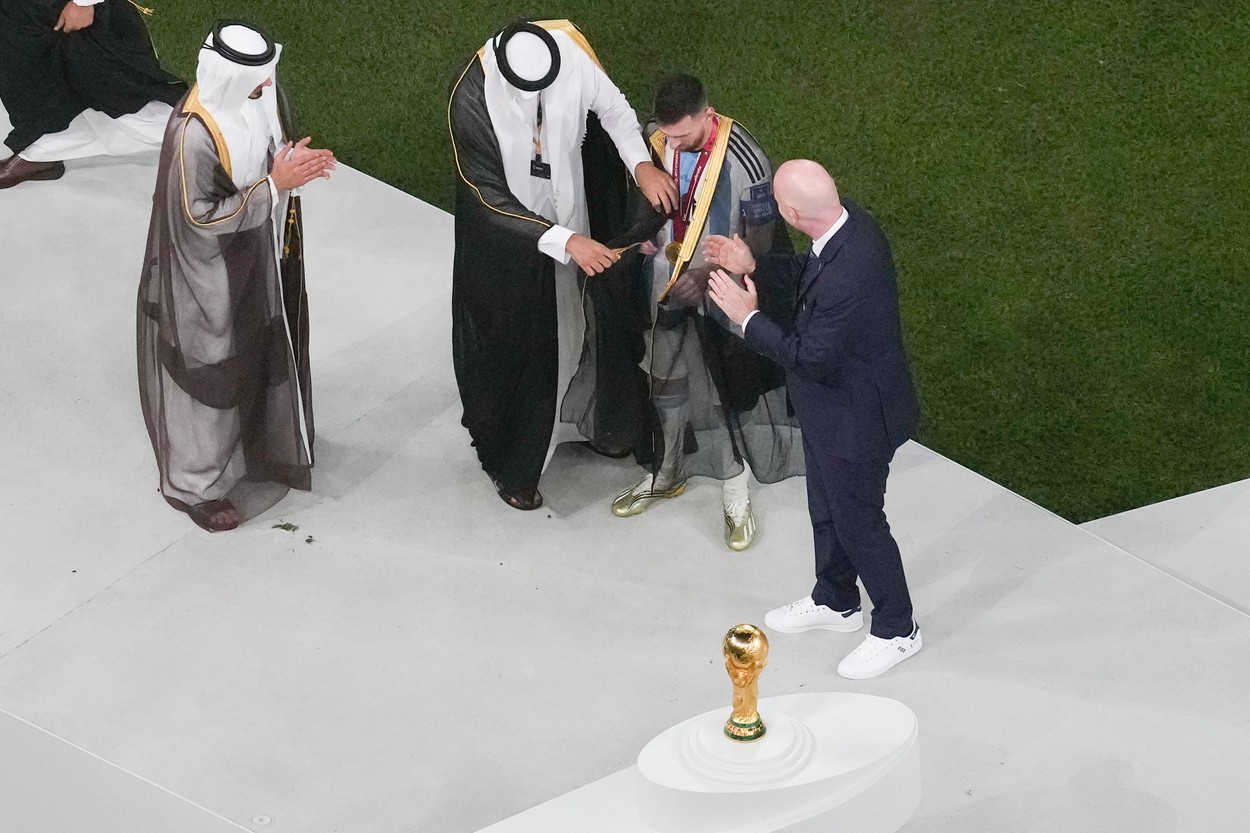 Moment controversat la festivitatea de premiere: cum a fost îmbrăcat Leo Messi de președintele FIFA, Infantino, și de șeicul qatarez! Ce a fost obligat să poarte argentinianul | FOTO