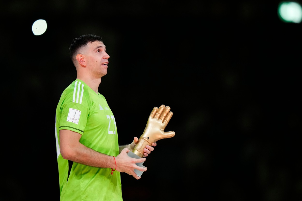 Gest obscen incredibil al portarului Emiliano Martinez, după ce a primit „mâna de aur”, trofeul pentru cel mai bun portar de la Cupa Mondială din Qatar! | VIDEO